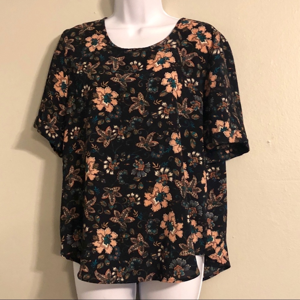 🎉HP🎉 NWOT Floral top w/ lace up back